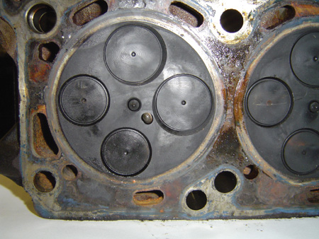 see the twisted configuration of the valves, placed in this position for swirl! notice on the intake valve seats how they are 
</p>
</p>
	</div><!-- .entry-content -->

		<div class=