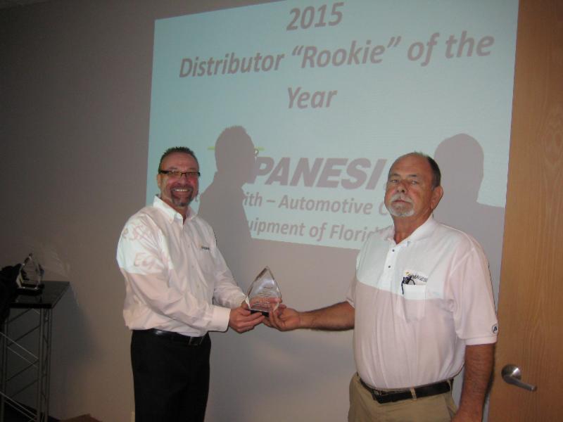 Steve Smith (right) from Automotive Collision Equipment - Florida accepts the 2015 Spanesi Americas Distributor "Rookie" of the Year Award.
