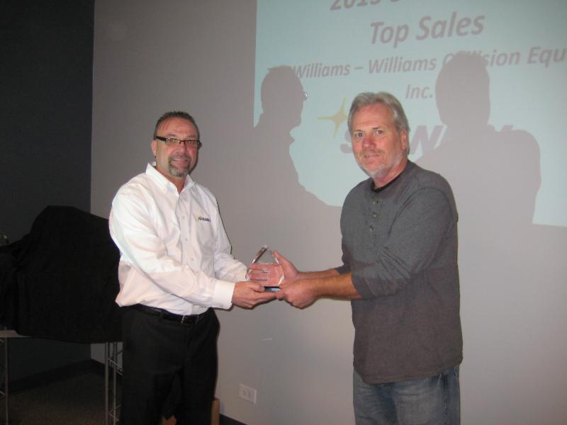 Tim Williams (right) from Williams Collision Equipment accepts the 2015 Spanesi Americas 3rd quarter Top Sales Award.